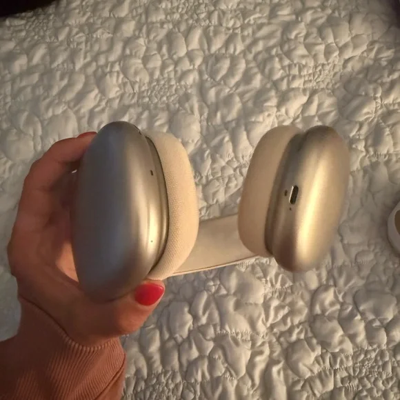 Air Pod Max Headphones - Picture 4 of 8